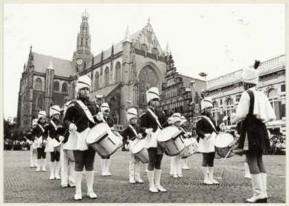 Drumband Jan Gijzen op de Grote Markt. NL-HlmNHA 54005711