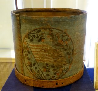 Drum made by Robert Crosman (1707-1799), 1739, oak, paper, paint - Old Colony History Museum - Taunton, Massachusetts - DSC03826