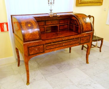 Drum writing desk, Naples, Italy, c. 1780, pine with veneer, view 2 - Museo Nacional de Artes Decorativas - Madrid, Spain - DSC08315