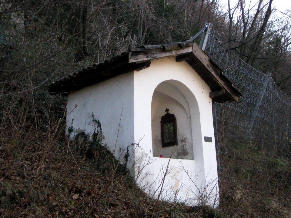 Dritte Kreuzwegstation auf dem Weg zur Kalvarienbergkapelle in Salurn 3
