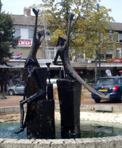 Drimmelen made fontein drie mensfiguren