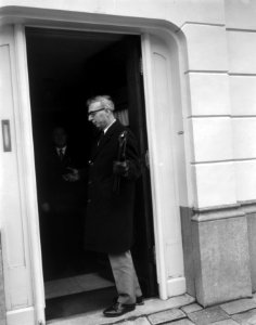 Drs. W.K.N. (Norbert) Schmelzer (KVP) neemt afscheid van dr. Jelle Zijlstra (ARP, Bestanddeelnr 919-7145