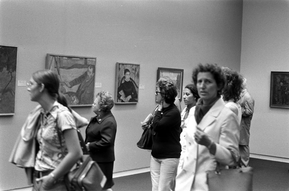 Drukte in Vincent van Goghmuseum, Bestanddeelnr 926-5552