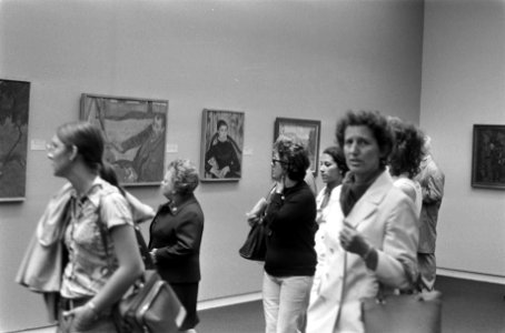 Drukte in Vincent van Goghmuseum, Bestanddeelnr 926-5552