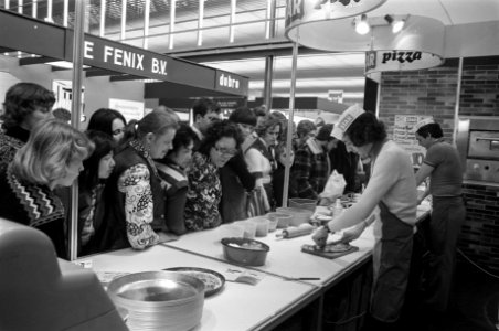 Drukte bij een van de stands, Bestanddeelnr 929-1228