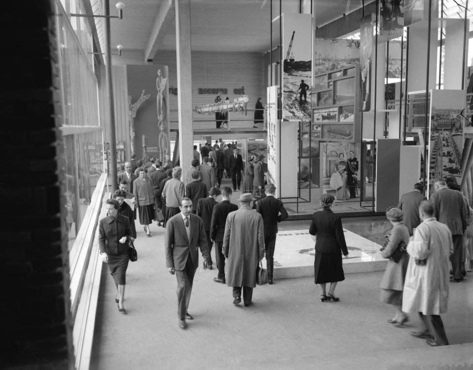 Drukte in het Nederlands paviljoen, Bestanddeelnr 909-5637