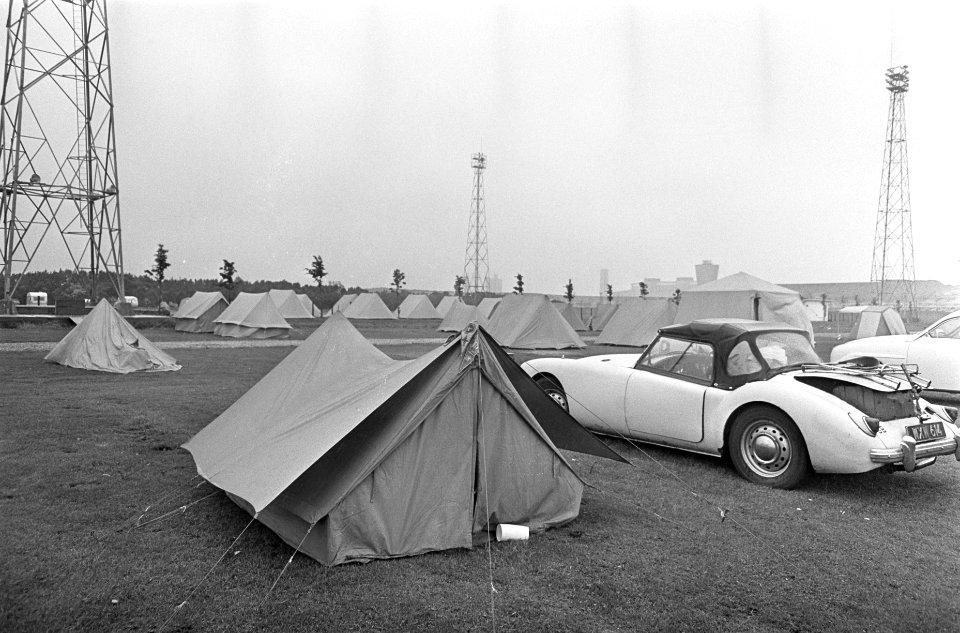 Drukte op CS Amsterdam vanwege vakantiegangers. Tent opzetten op camping, Bestanddeelnr 921-4735