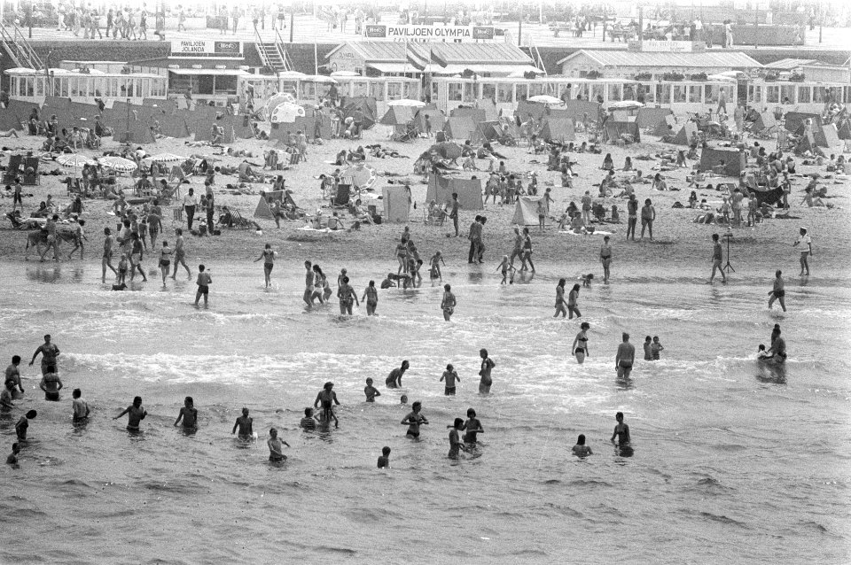 Drukte in zee en op strand bij Scheveningen, Bestanddeelnr 925-7568