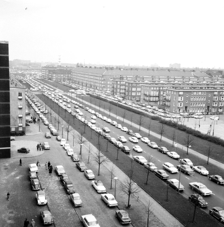 Drukte op autotentoonstelling in RAI, de drukte buiten (geparkeerde autos), Bestanddeelnr 920-0924
