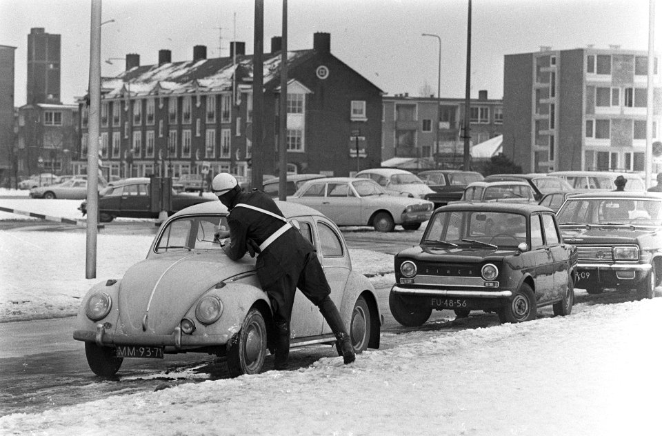 Drukte op de auto-tentoonstelling in de RAI agent doet boete voor fout parkeren , Bestanddeelnr 922-1082