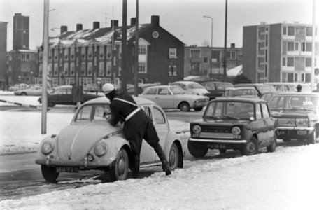 Drukte op de auto-tentoonstelling in de RAI agent doet boete voor fout parkeren , Bestanddeelnr 922-1082