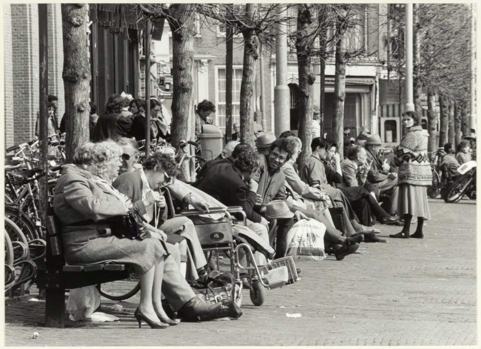 Drukte op de bankjes van de Grote Markt. NL-HlmNHA 54021085