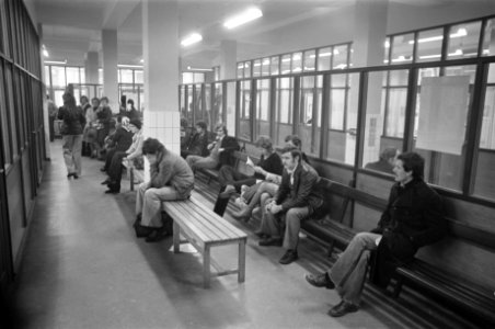 Drukte bij Gewestelijk Arbeidsbureau Amsterdam, overzicht wachtenden op Arbeidsb, Bestanddeelnr 927-6914