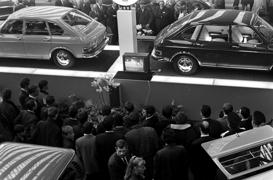 Drukte op de auto-tentoonstelling in de RAI kijken naar schaatswedstrijden op TV, Bestanddeelnr 922-1078