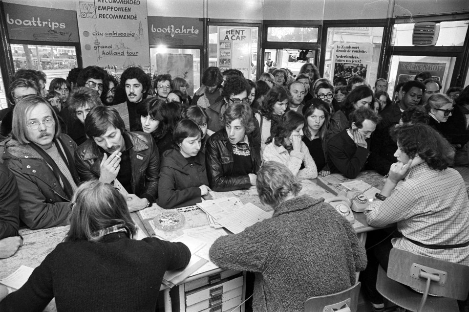 Drukte in het VVV-kantoor in Amsterdam, Bestanddeelnr 929-1152
