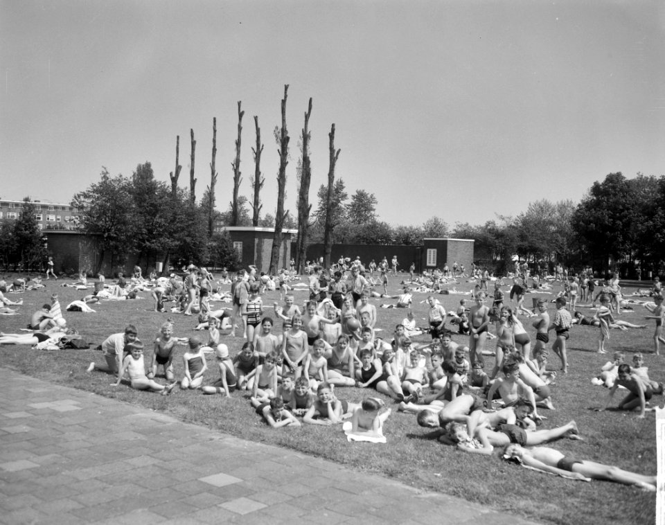 Drukte in het Mirandabad, zonnen op het grasveld, Bestanddeelnr 916-4470