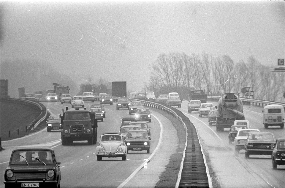Drukte op autoweg Utrecht Arnhem, Bestanddeelnr 925-4976