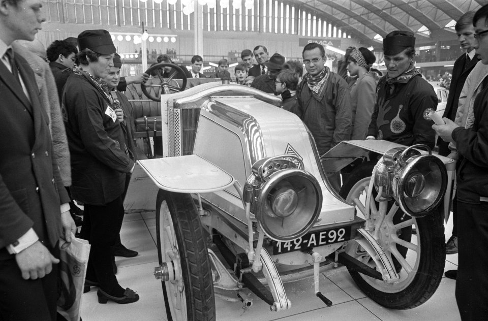 Drukte op de auto-tentoonstelling in de RAI carnavalsgas in de RAI, Bestanddeelnr 922-1072