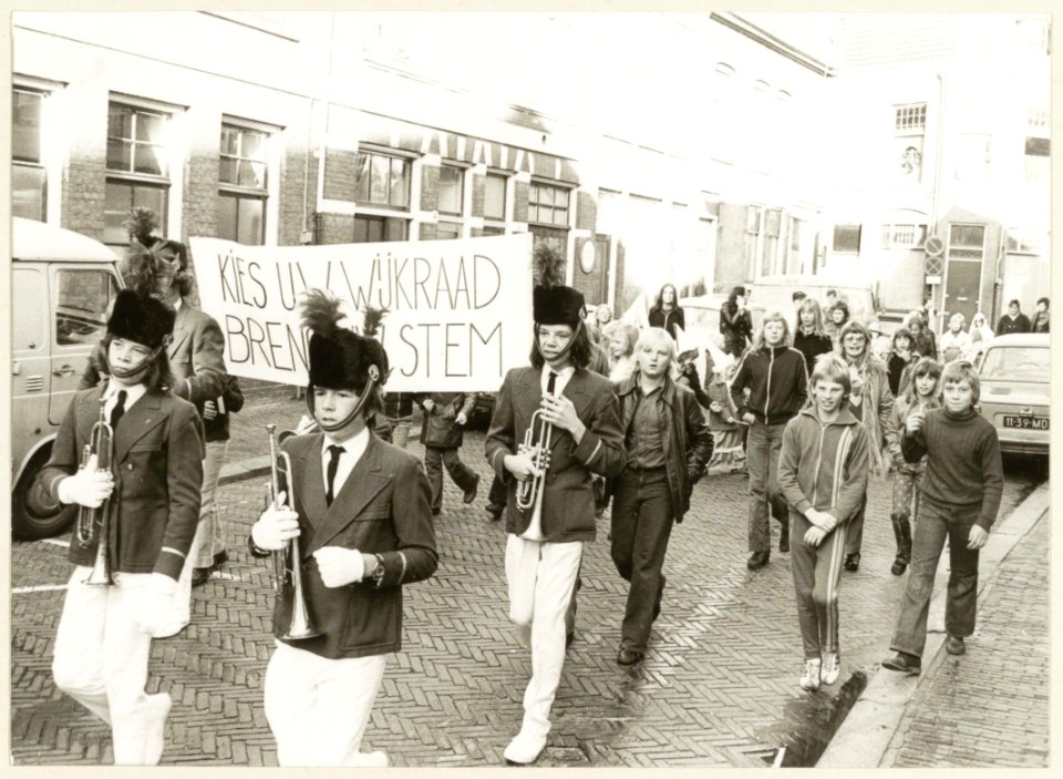 Drumband Willem Alexander in verband met de verkiezing van een nieuwe wijkraad voor de Burgwalbuurt. NL-HlmNHA 5403787