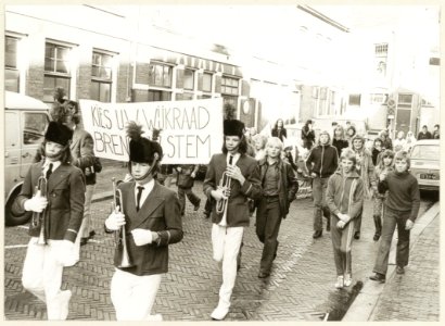 Drumband Willem Alexander in verband met de verkiezing van een nieuwe wijkraad voor de Burgwalbuurt. NL-HlmNHA 5403787