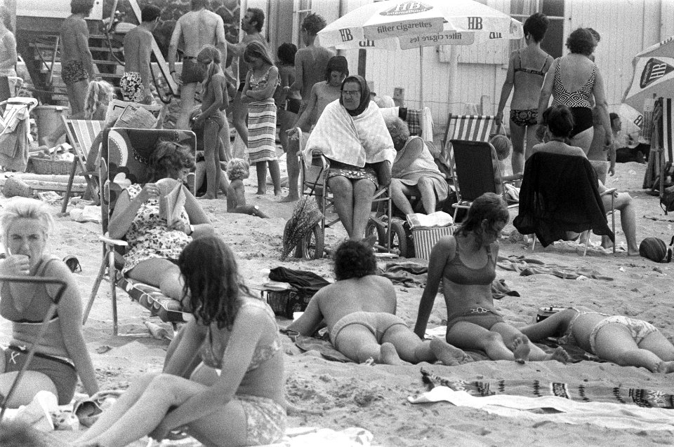 Drukte in zee en op strand bij Scheveningen, Bestanddeelnr 925-7570