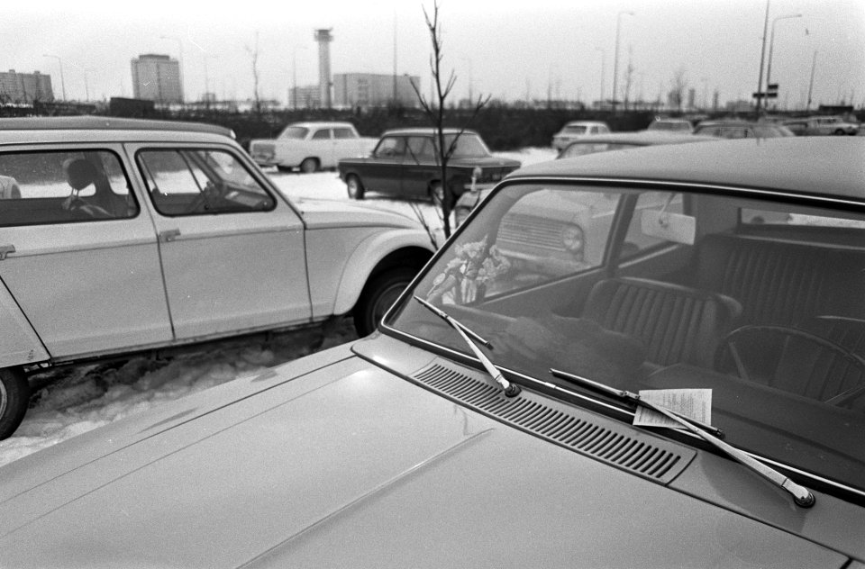 Drukte op de auto-tentoonstelling in de RAI nr. 33 , 34 auto met bon op voorr, Bestanddeelnr 922-1083