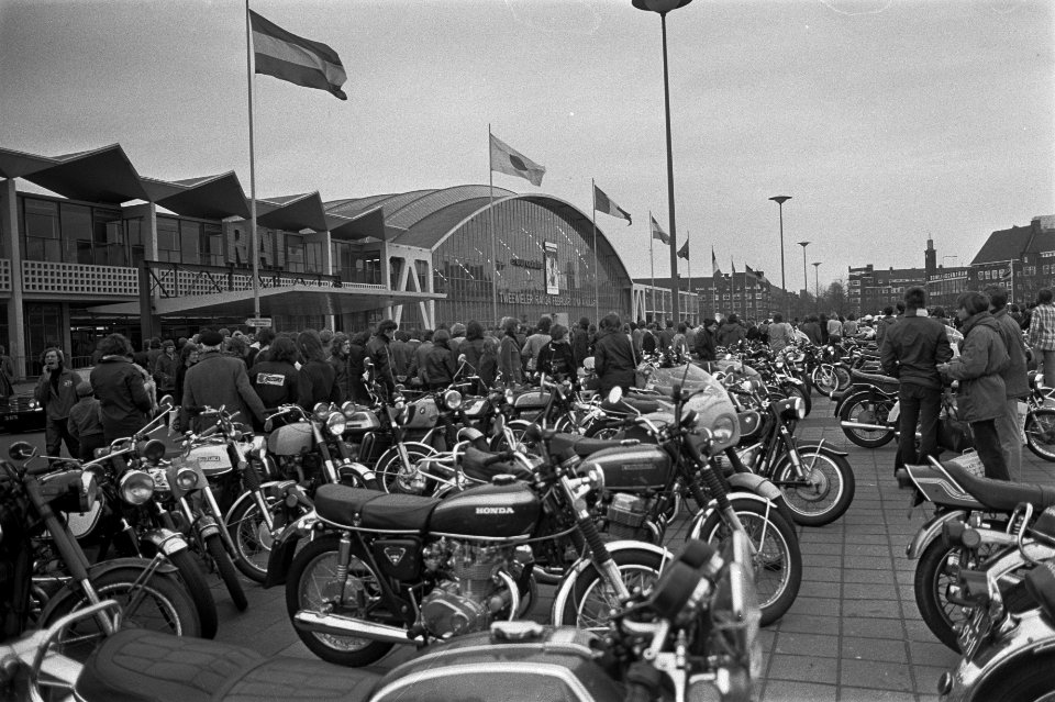 Drukte bij RAI tweewieler-tentoonstelling, Bestanddeelnr 926-2571