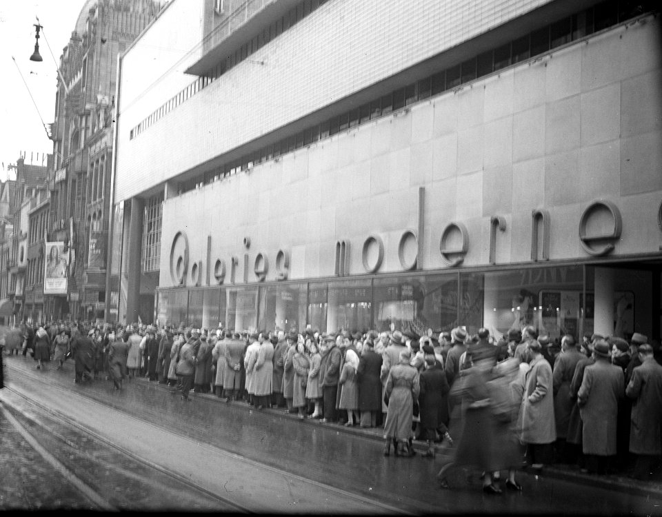 Drukte bij Tuschinski herdenking februari-staking, Bestanddeelnr 934-5376