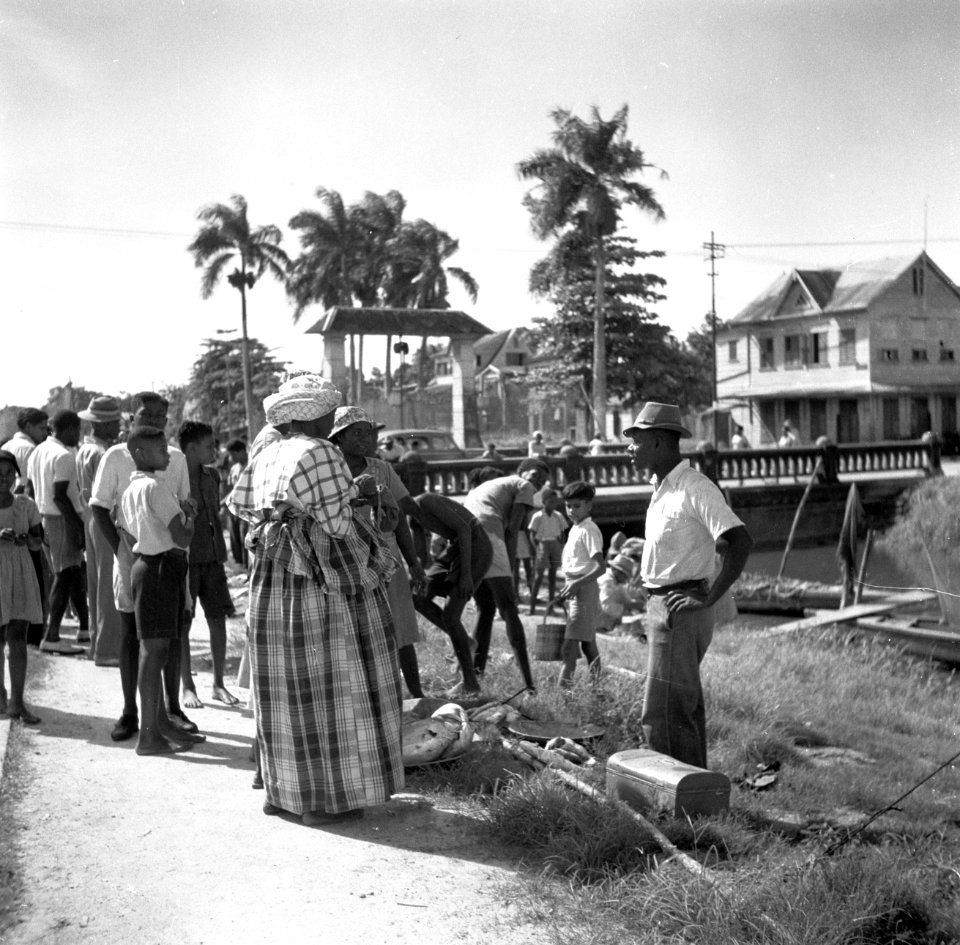 Drukte in leprozerie Groot-Chatillon in Suriname, Bestanddeelnr 252-6267