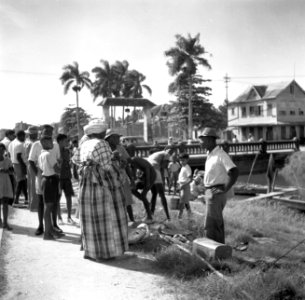 Drukte in leprozerie Groot-Chatillon in Suriname, Bestanddeelnr 252-6267
