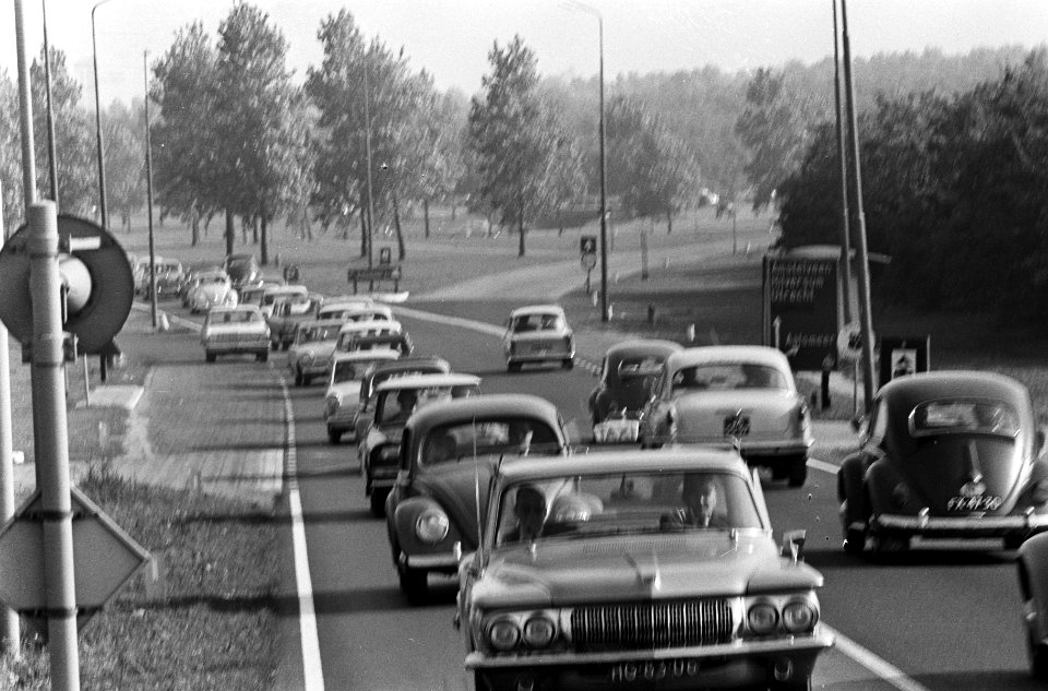 Drukte in het verkeer, richting Gooi en Veluwe stonden enorme files, Bestanddeelnr 916-9640