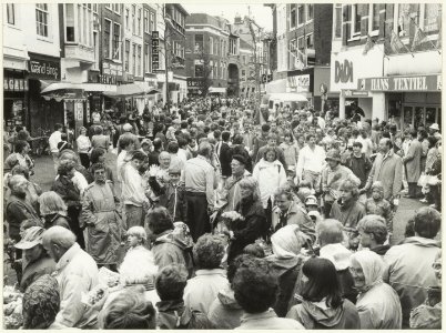 Drukte in de Grote Houtstraat vanwege de Avondvierdaagse. NL-HlmNHA 54022967