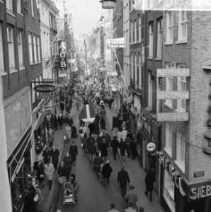 Drukte in de Amsterdamse winkelstraten, Bestanddeelnr 915-8078