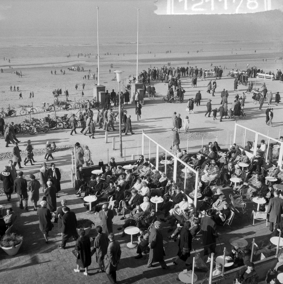 Drukte in de strandpaviljoens te Zandvoort, Bestanddeelnr 912-1178