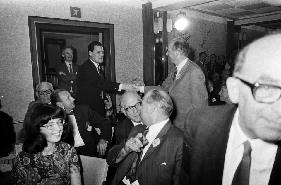 Drukte in de zaal bij DS'70 dat met acht zetels in de Tweede Kamer komt, Bestanddeelnr 924-5023