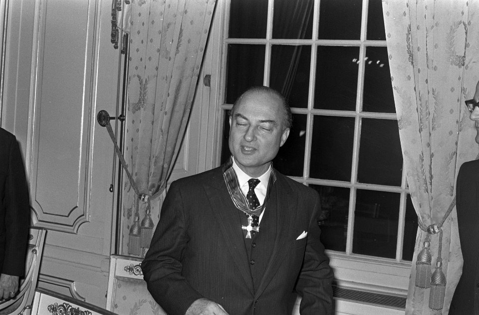 Drs. W. K. N. Schmelzer ontvangt Kruis van verdienste van West-Duitse Ambassad, Bestanddeelnr 924-2410