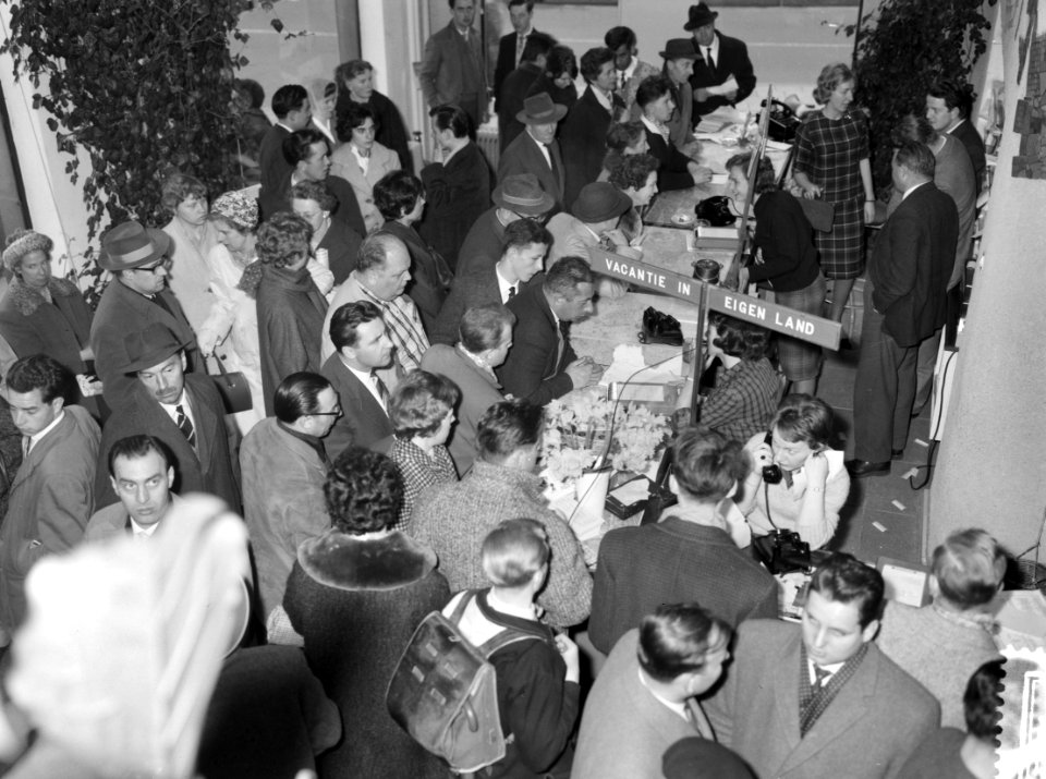 Drukte in het Amsterdamse VVV-kantoor, Bestanddeelnr 912-2954