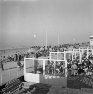 Drukte in de strandpaviljoens te Zandvoort, Bestanddeelnr 912-1174 photo