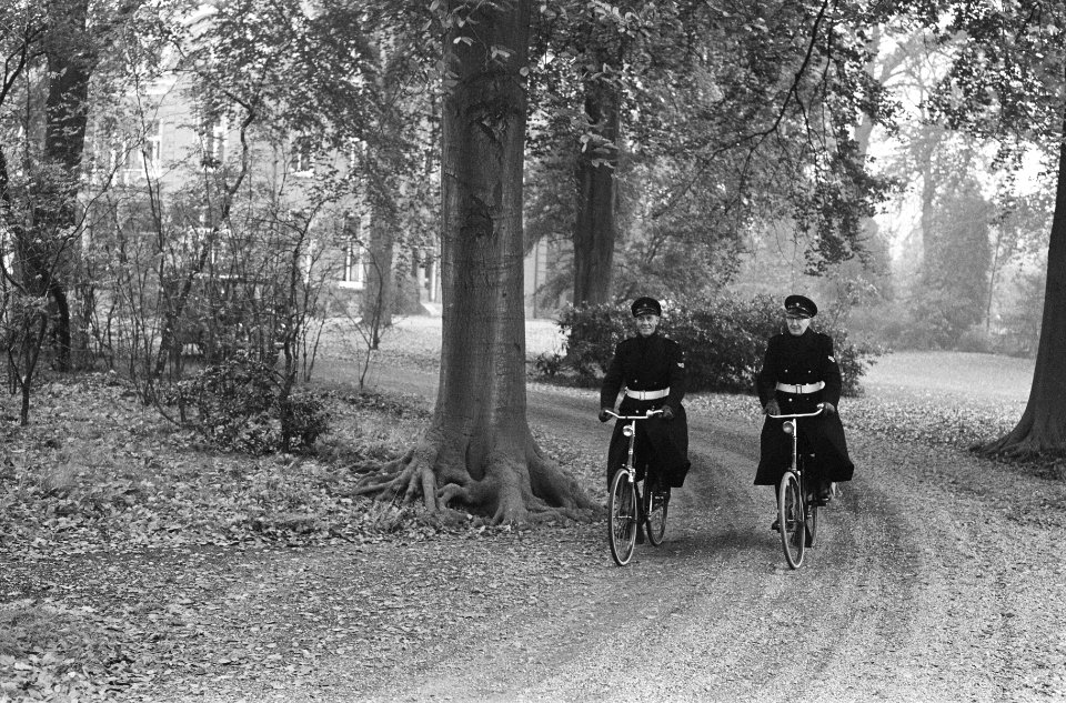 Drukte in Baarn in verband met ontsnapping moordenaar Twee politieagenten op de, Bestanddeelnr 913-1553