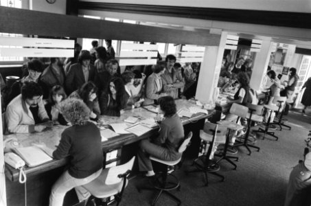 Drukte bij VVV-kantoor bij het CS in Amsterdam, Bestanddeelnr 932-0931