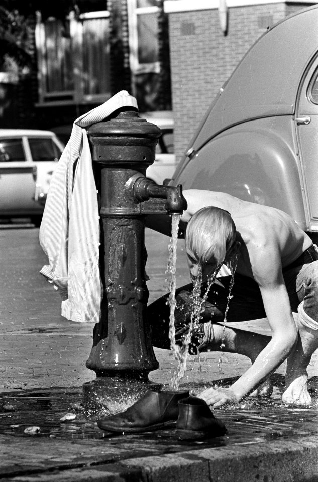 Drukte bij waterpompen Amstelveld, Bestanddeelnr 916-8108