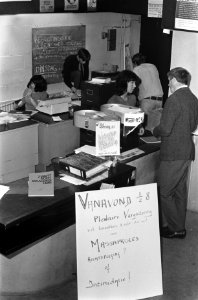 Drukte op ASVA kantoor i.v.m. voorbereiding Maagdenhuis processen links een z, Bestanddeelnr 922-5033