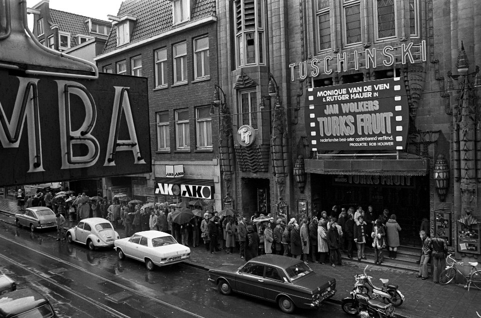 Drukte bij Tuschinski, Amsterdam bij film Turks Fruit, Bestanddeelnr 926-2569