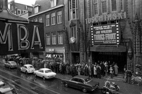 Drukte bij Tuschinski, Amsterdam bij film Turks Fruit, Bestanddeelnr 926-2569