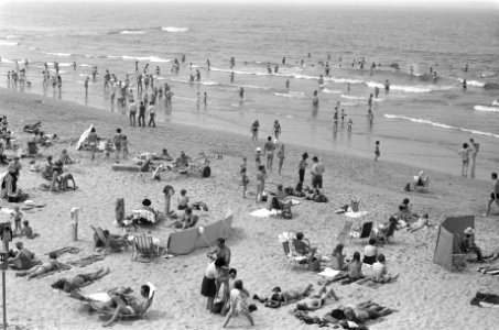 Drukte in zee en op strand bij Scheveningen, Bestanddeelnr 925-7569