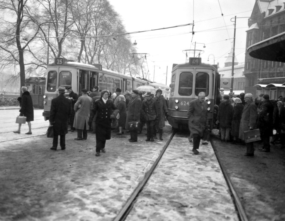 Drukte bij trams op Stationsplein te Amsterdam vanwege slechte weer, Bestanddeelnr 916-0579