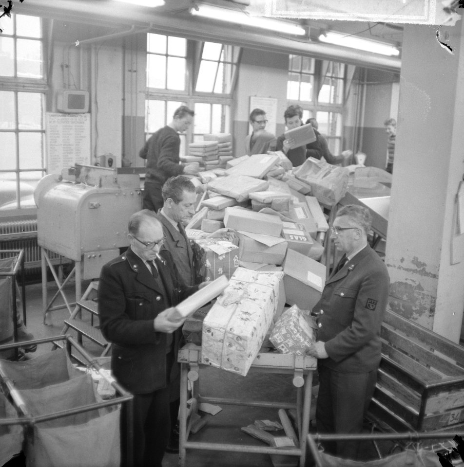 Drukte in de pakketpostafdeling te Amsterdam, paketten op transportband, Bestanddeelnr 917-1864