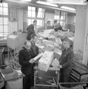Drukte in de pakketpostafdeling te Amsterdam, paketten op transportband, Bestanddeelnr 917-1864
