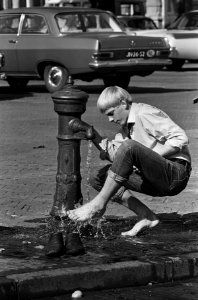 Drukte bij waterpompen Amstelveld, Bestanddeelnr 916-8113