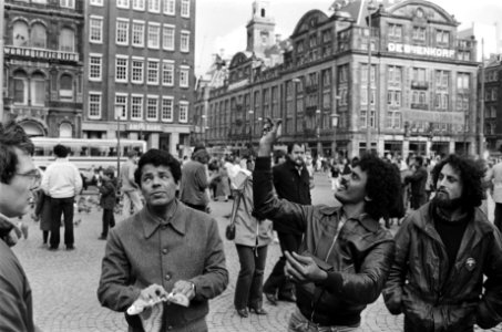 Drukte in Amsterdam in verband met paasweekeinde. Toeristen verkopen plastic dui, Bestanddeelnr 932-1007
